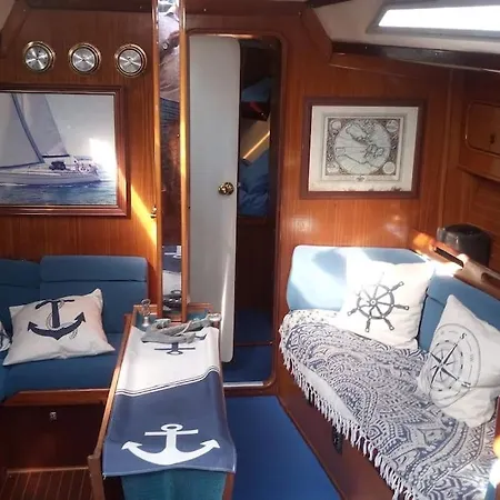 Magical Overnight In Romantic Sailboat Båthotell Lisboa